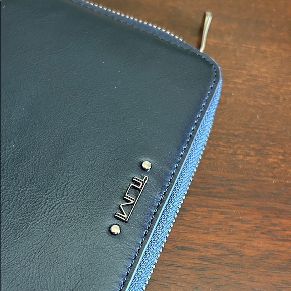 NWT TUMI River Blue Metallic Leather Travel Wallet - Picture 5 of 5